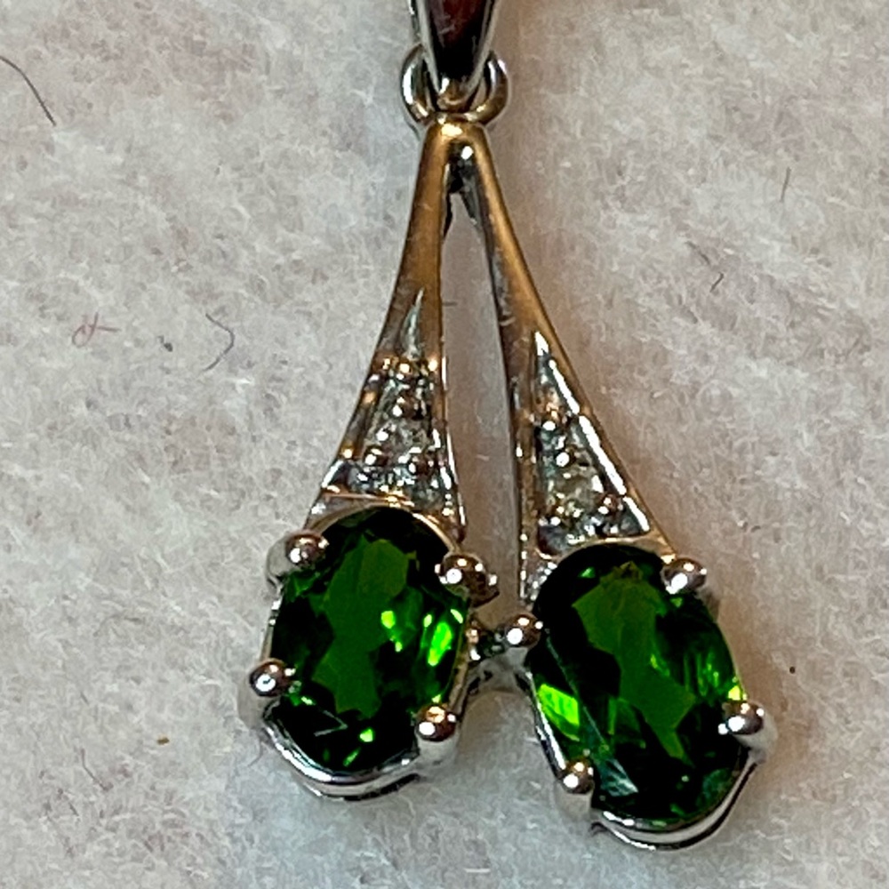 Chrome diopside enhancer